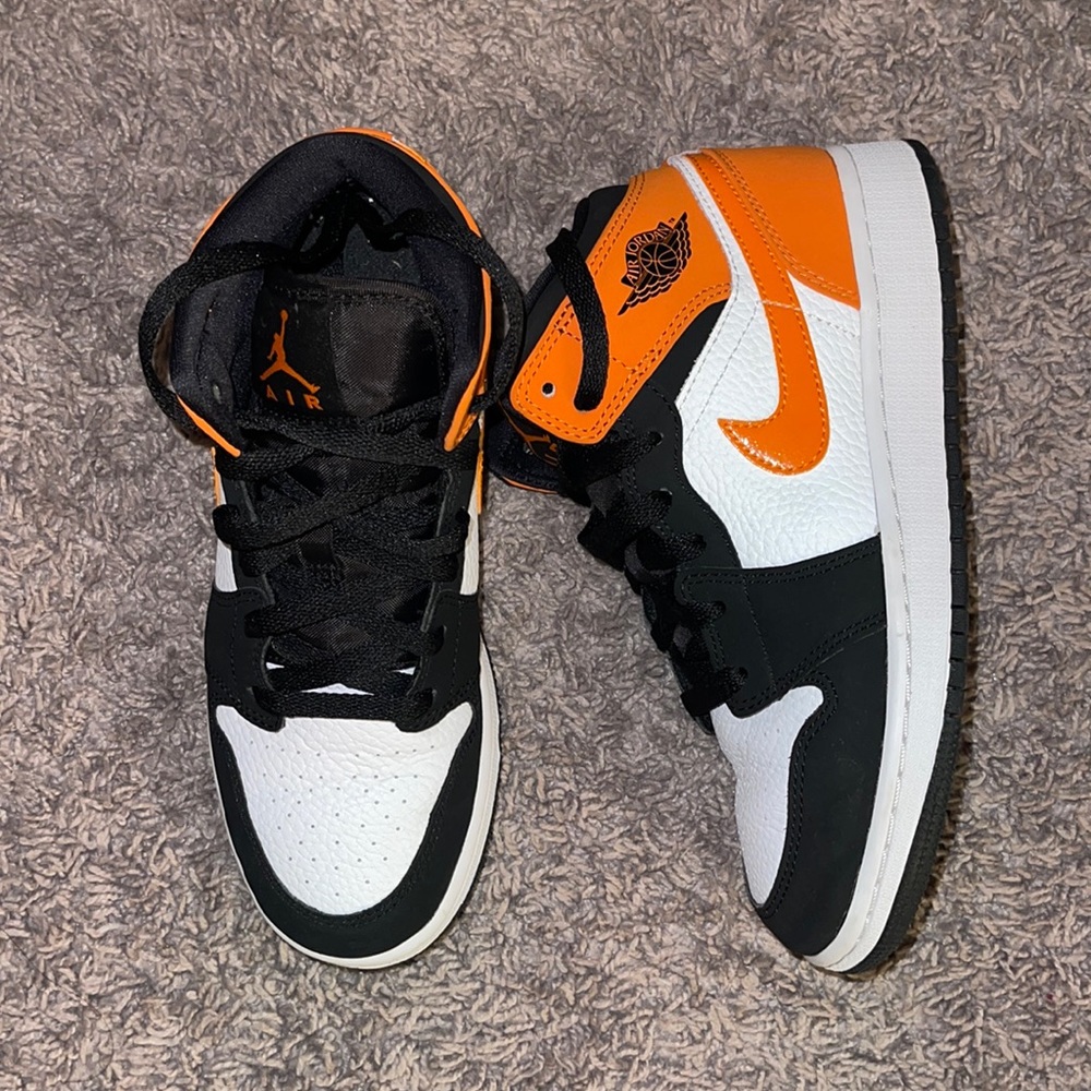 AJ1's size 4y- equivalent to 5.5 wmns